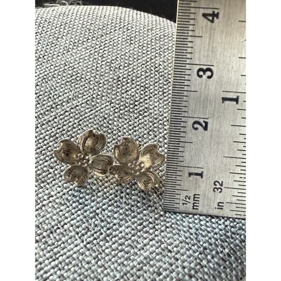 VTG Sterling Silver 925 STUART NYE Dogwood Flower Post Earrings Screw Back - Picture 5 of 5